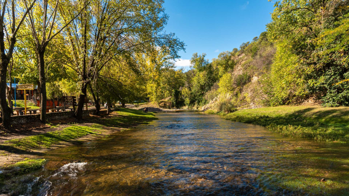 El balneario Siete Cajones encajona las aguas del río Trapiche en siete ollas naturales talladas sobre el lecho rocoso. El balneario Siete Cajones encajona las aguas del río Trapiche en siete ollas naturales talladas sobre el lecho rocoso.