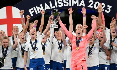Inglaterra se impuso a Brasil en penales y se quedó con la Finalissima en el mítico Estadio de Wembley. Inglaterra se impuso a Brasil en penales y se quedó con la Finalissima en el mítico Estadio de Wembley.