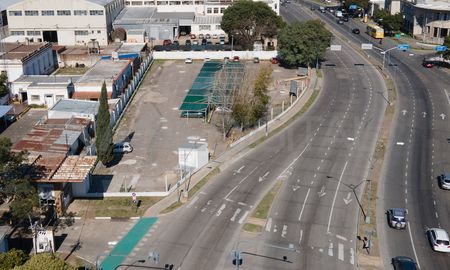 El predio se encuentra frente a la sede de Vialidad, en el cruce de la avenida 27 de Febrero y calle Salta. El predio se encuentra frente a la sede de Vialidad, en el cruce de la avenida 27 de Febrero y calle Salta.