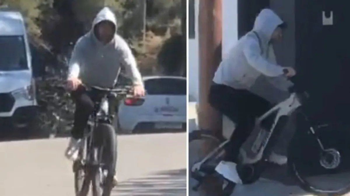 Lionel Messi salió a pasear en bicicleta vestido con un jogging negro, buzo gris y zapatillas blancas.