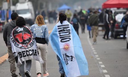 Miles de fanáticos del Indio Solari llegaron este domingo a Avellaneda para despedir a su ídolo. Miles de fanáticos del Indio Solari llegaron este domingo a Avellaneda para despedir a su ídolo.
