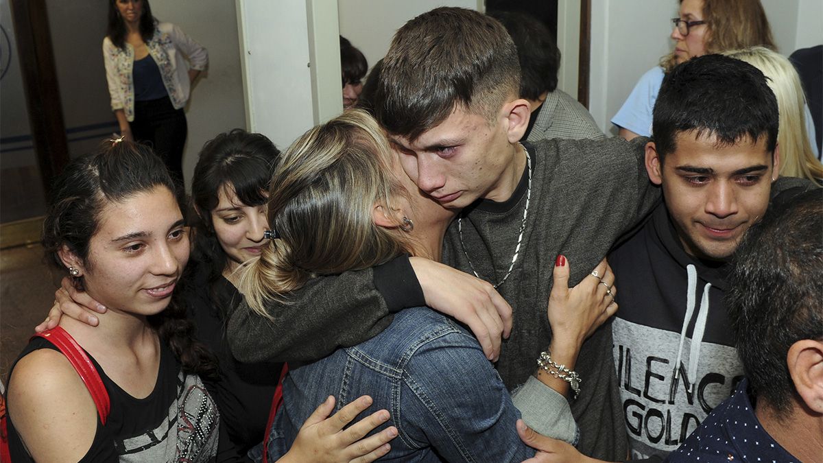 Víctimas de abuso sexual en el ámbito del Instituto Próvolo y allegados reaccionan en los tribunales provinciales de Mendoza luego de conocerse el fallo. Foto: Noticias Argentinas.