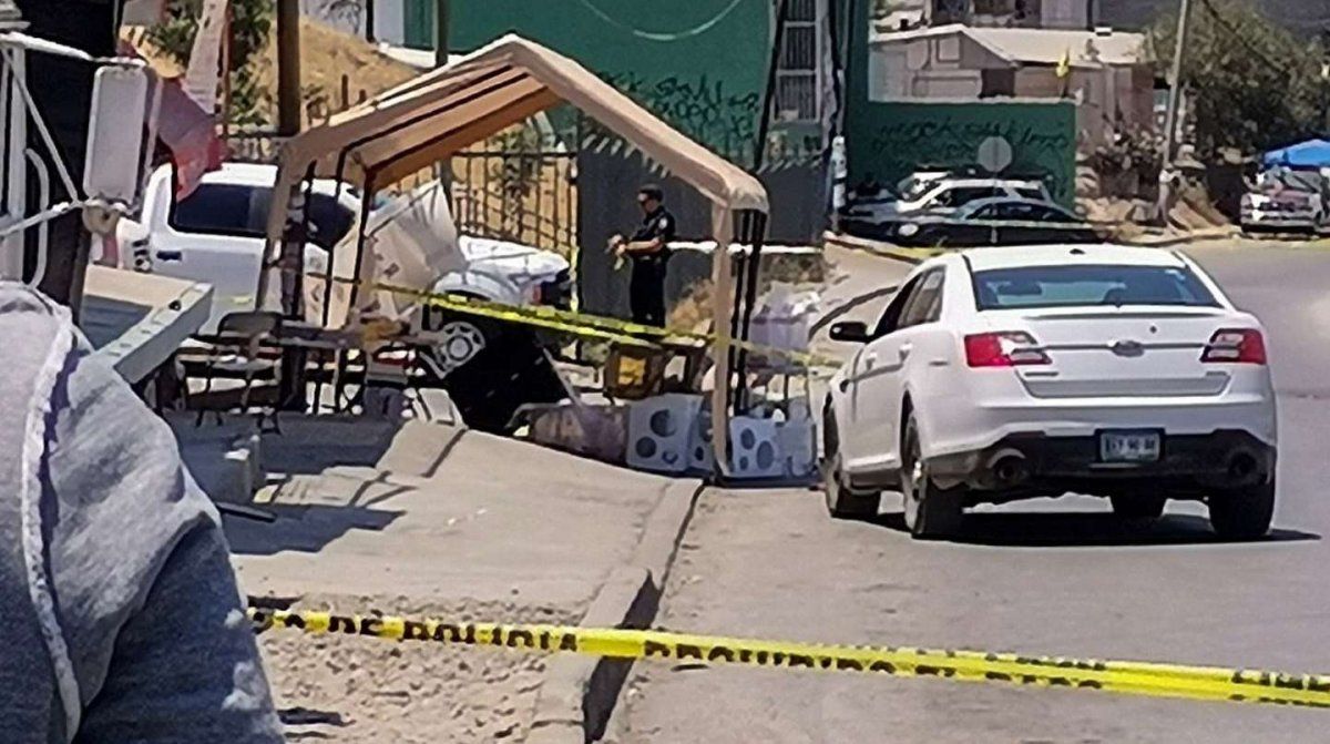 Personal policial resguarda la zona donde arrojaron restos humanos durante la jornada electoral en Tijuana, Baja California. 
