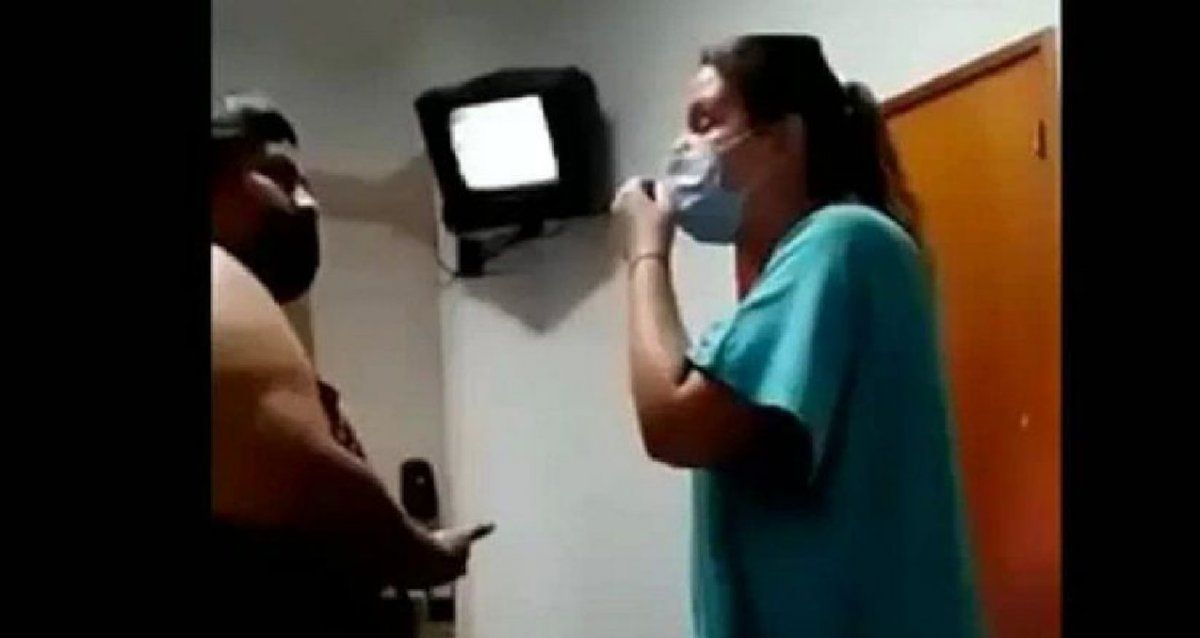 Video: la médica golpeada por una mujer en el hospital volvió a ser agredida en la comisaría