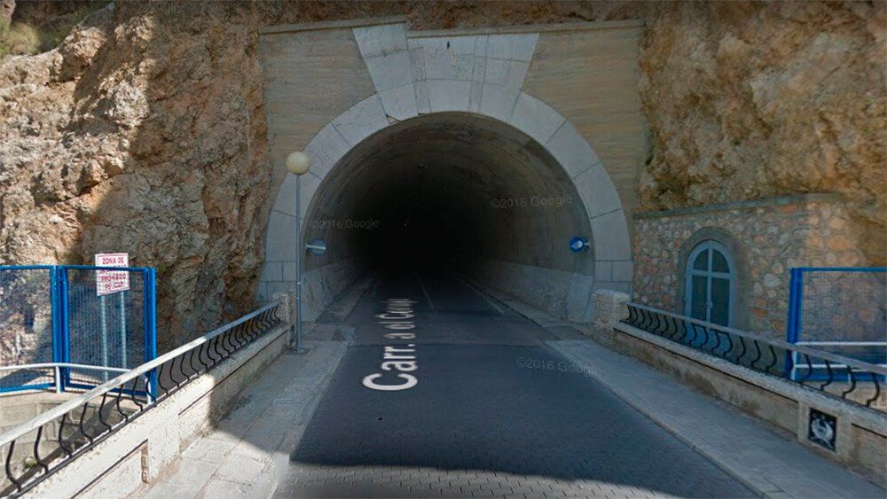 El lugar donde el hombre se grabó bailando arriba de su auto en marcha.
