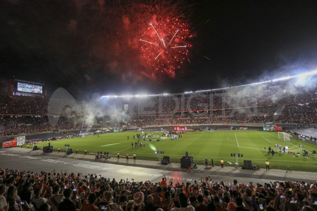 El evento finalizó con el grupo Agapornis y una gran cantidad de fuegos artificiales en las inmediaciones del Monumental