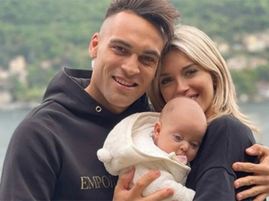 Lautaro Martínez llegó a Mendoza tras ser campeón. Pasó la noche en el hospital junto a su esposa y fueron dados de alta tras unas horas.