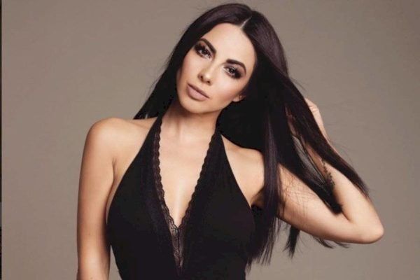Jimena Sánchez luce sus caderas con un candente short ‘cachetero’