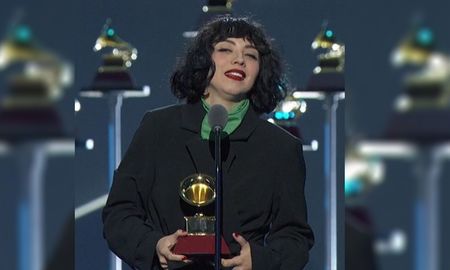 mon laferte hizo topless en la alfombra roja de los latin grammy para protestar por chile mon laferte hizo topless en la alfombra roja de los latin grammy para protestar por chile