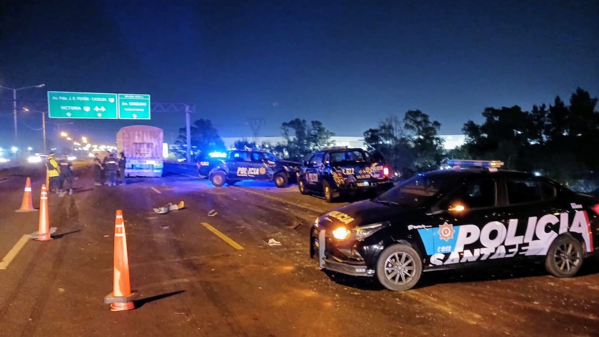 Accidente en Rosario: un camión chocó a un patrullero y una mujer policía sufrió graves heridas