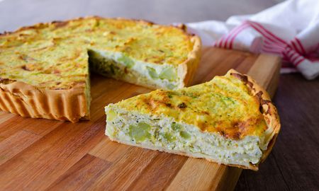 Tarta de brócoli para disfrutar de un almuerzo saludable. Tarta de brócoli para disfrutar de un almuerzo saludable.