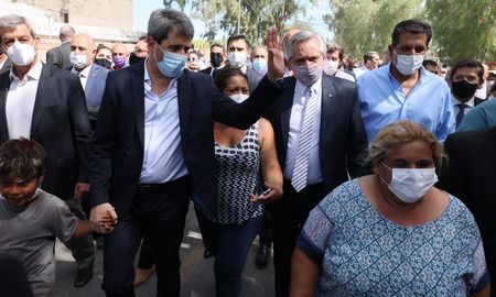 Acompañado por el goberndor Sergio Uñac, el presidente Alberto Fernández recorrió esta tarde en San Juan parte de las zonas afectadas por el violento sismo que sacudió anoche a la provincia de San Juan. Acompañado por el goberndor Sergio Uñac, el presidente Alberto Fernández recorrió esta tarde en San Juan parte de las zonas afectadas por el violento sismo que sacudió anoche a la provincia de San Juan.