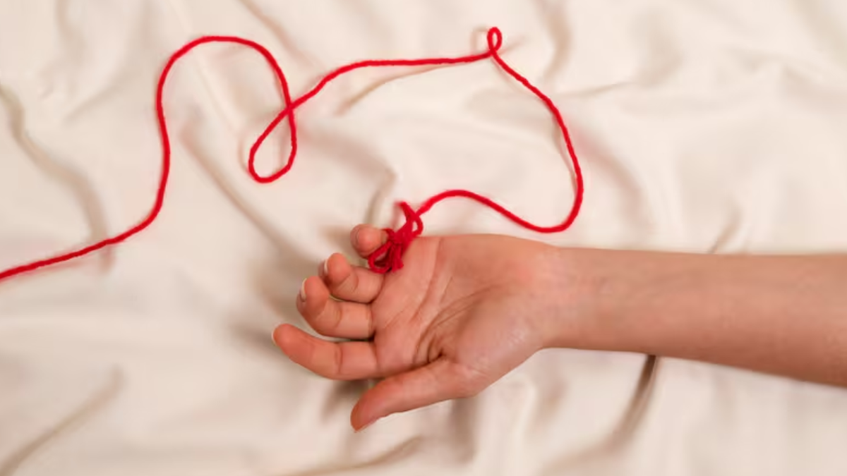 El hilo rojo es una leyenda popular de Asia Oriental que afirma que un hilo rojo invisible conecta a dos personas destinadas a encontrarse y estar juntas