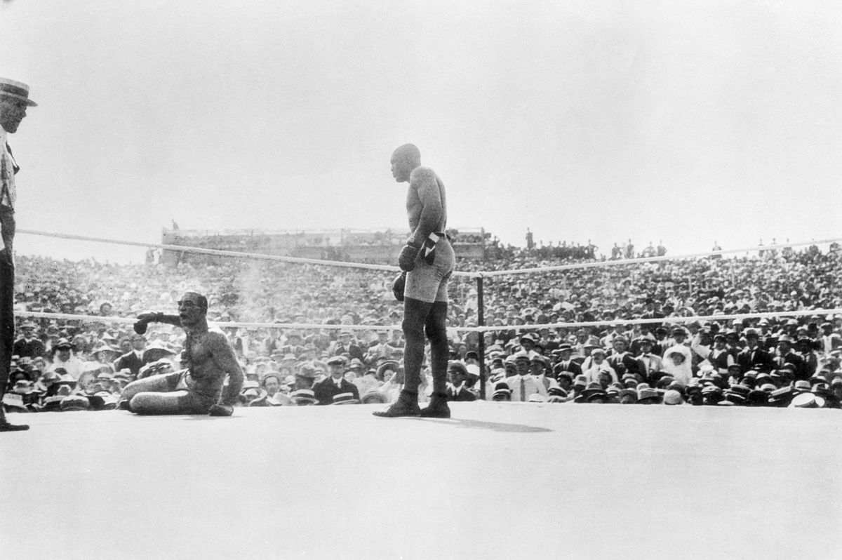 En 1913 Jack Johnson fue juzgado y enviado a prisión por violar la ley Mann pero