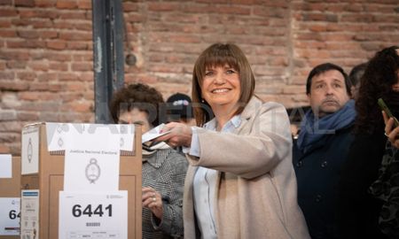 La precandidata a la Presidencia de la Nación por Juntos por el Cambio, Patricia Bullrich, pudo emitir su voto este domingo al mediodía en La Rural,.visibility La precandidata a la Presidencia de la Nación por Juntos por el Cambio, Patricia Bullrich, pudo emitir su voto este domingo al mediodía en La Rural,.visibility