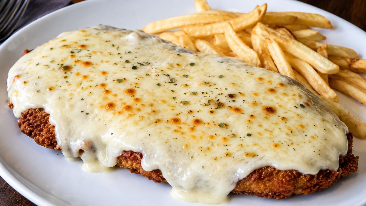 La milanesa a la suiza combina una base crocante con salsa blanca casera y queso gratinado hasta quedar dorado. La milanesa a la suiza combina una base crocante con salsa blanca casera y queso gratinado hasta quedar dorado.