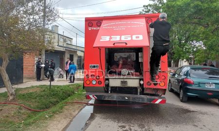 Los bomberos apagan las llamas en la vivienda de barrio Transporte. Los bomberos apagan las llamas en la vivienda de barrio Transporte.