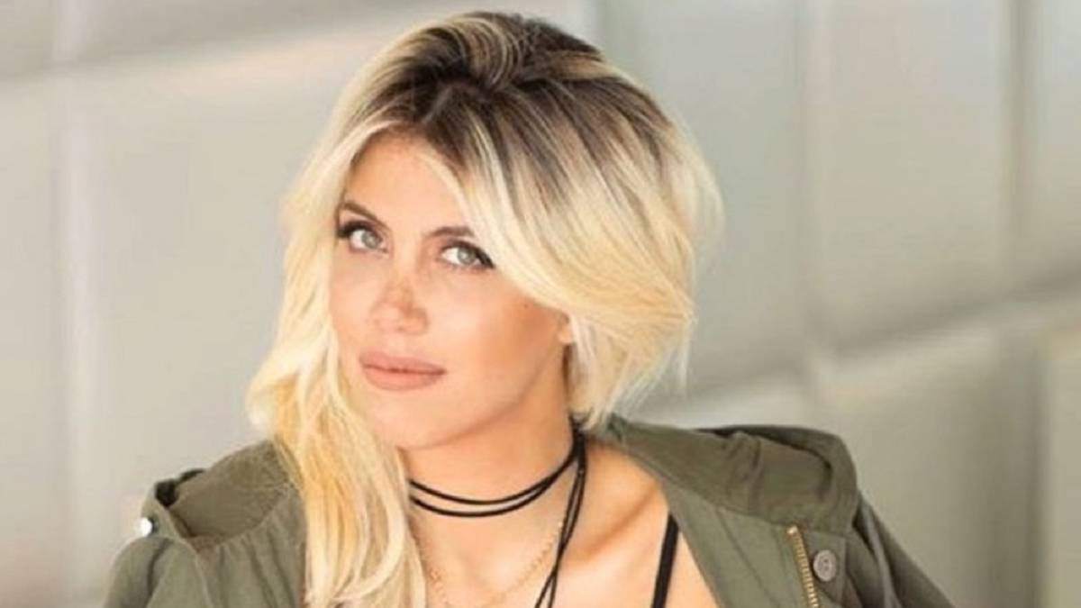 Con solo un top de cadenas