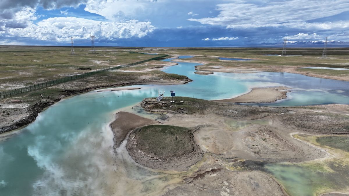 La piedra se encuentra en la orilla norte del lago Gyaring