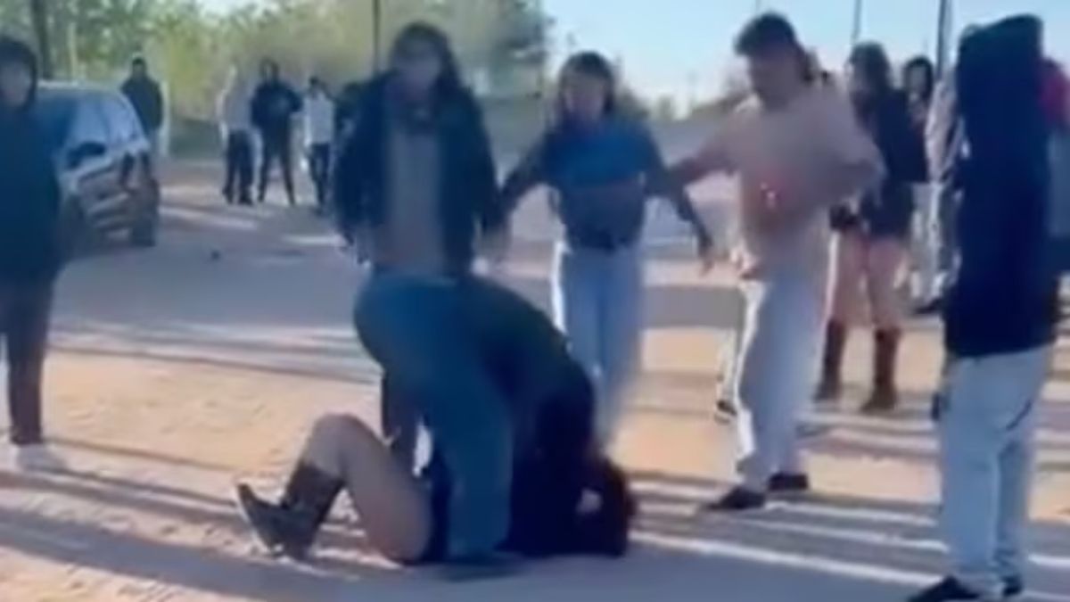 Las agresoras fueron filmadas mientras atacaban a la joven que intentó defender a otra chica.