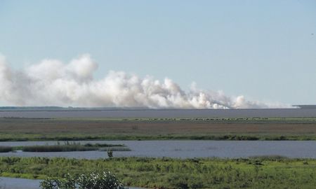 fuego y humo, el peligroso combo de los veranos en las islas frente a rosario fuego y humo, el peligroso combo de los veranos en las islas frente a rosario