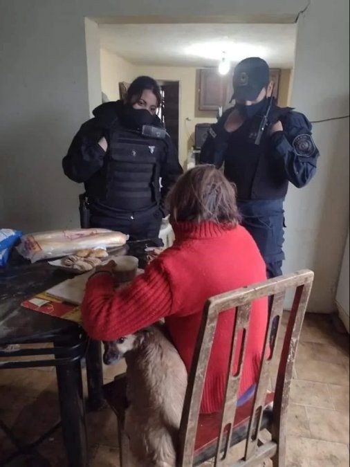 La mujer de 70 años le pidió comida a la policía, pero su hijo dijo que ella no lo necesita. Foto: Facebook