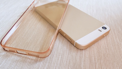 Cómo recuperar el brillo de tu funda de celular transparente