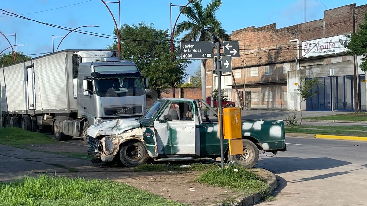 La camioneta quedó subida a la vereda, en la esquina de Avenida Peñaloza y Javier de la Rosa.