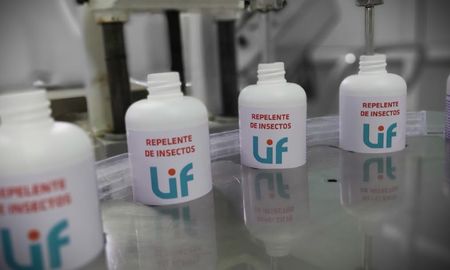 El LIF prduce su propio repelente para insectos El repelente de insectos LIF en spray de uso externo en presentación de 150 mililitros. El LIF prduce su propio repelente para insectos El repelente de insectos LIF en spray de uso externo en presentación de 150 mililitros.