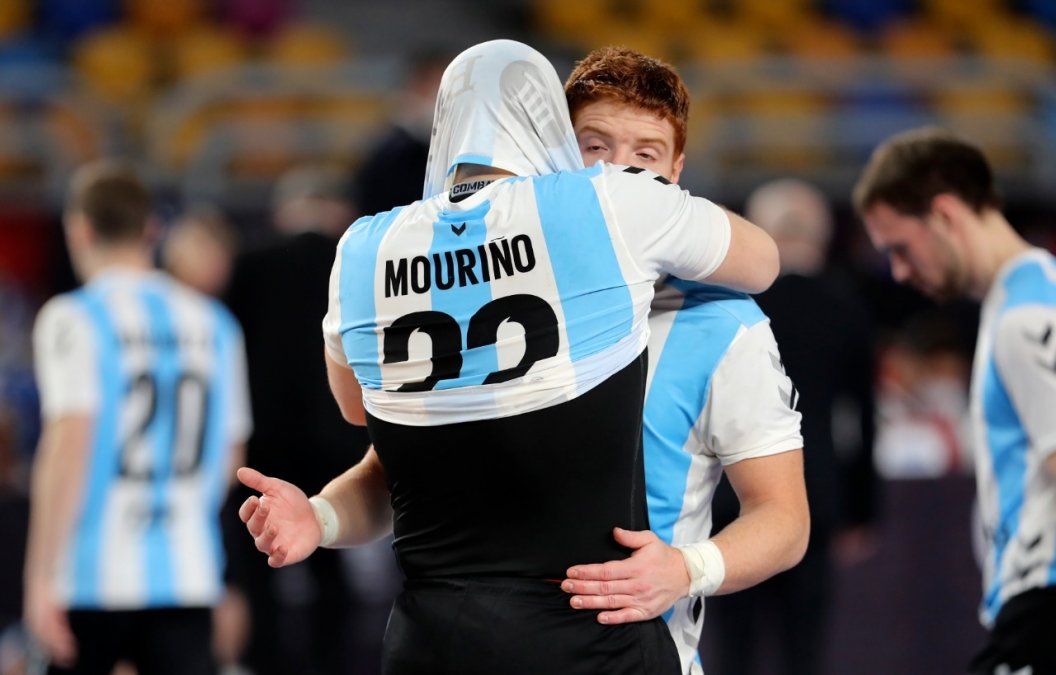 Argentina cayó 26-25 ante Qatar y quedó al borde de la eliminación del Mundial de Egipto 2021.