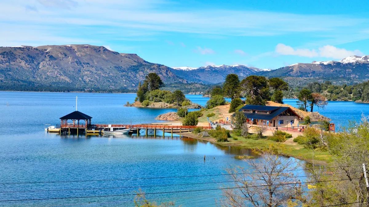 La villa de Moquehue funciona como un refugio de biodiversidad donde el bosque de pehuenes convive con una infraestructura turística de bajo impacto