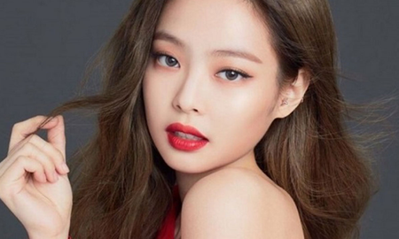 Jennie, integrante del grupo de Kpop BLACKPINK, fue acusada de violar las reglas de protocolo después de que compartió fotos de ella junto a otras seis personas. Jennie, integrante del grupo de Kpop BLACKPINK, fue acusada de violar las reglas de protocolo después de que compartió fotos de ella junto a otras seis personas.
