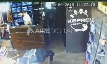 La cámara de seguridad del local registró el momento en que el ladrón apunta con un arma de fuego al vendedor La cámara de seguridad del local registró el momento en que el ladrón apunta con un arma de fuego al vendedor