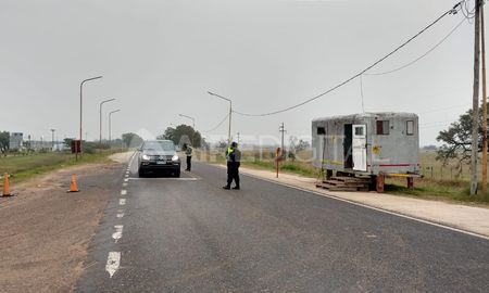 El colectivo que transportaba pasajeros con documentación falsa circulaba por la Ruta Provincial 1. El colectivo que transportaba pasajeros con documentación falsa circulaba por la Ruta Provincial 1.