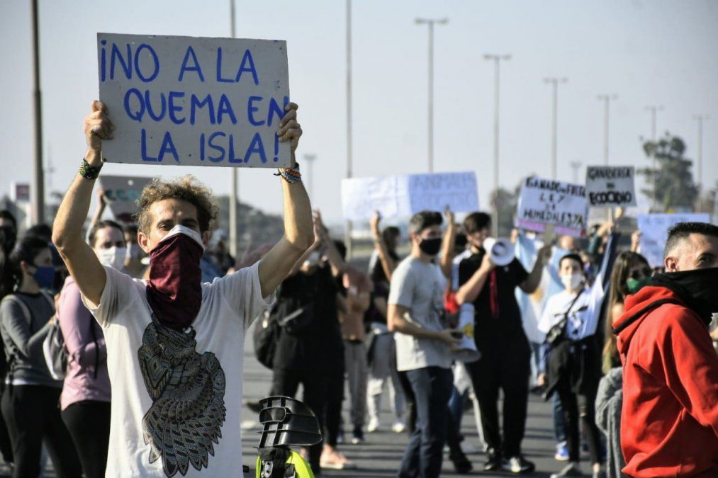 Cortaron el puente Rosario-Victoria en protesta por las quemas en las islas del Delta