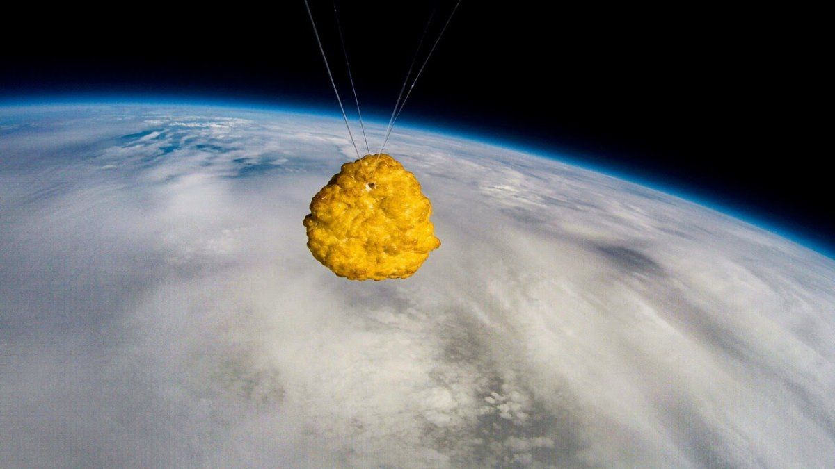 Una cadena de supermercados envió un nugget de pollo al espacio