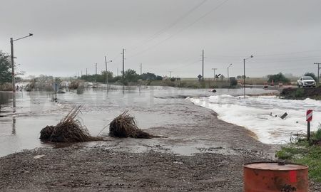 La ruta provincial 80 a la altura del canal San Eugenio totalmente cortada, luego de recibir un extrarodinario caudal de agua. La ruta provincial 80 a la altura del canal San Eugenio totalmente cortada, luego de recibir un extrarodinario caudal de agua.