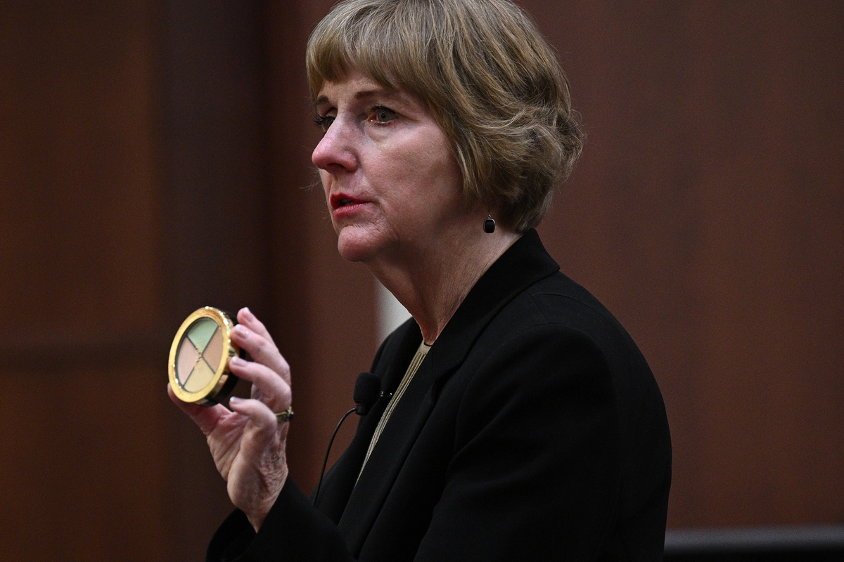 La abogada de Heard mostró el kit de correctores en la corte