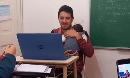 Entre Ríos: un profesor dio clases con el bebé de una alumna en brazos y se hizo viral Entre Ríos: un profesor dio clases con el bebé de una alumna en brazos y se hizo viral