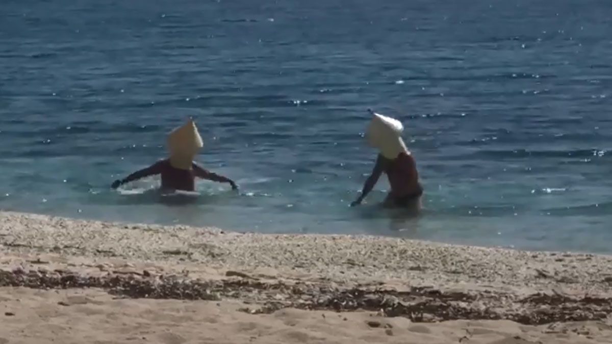 Dos hombres se disfrazaron de boyas para poder ir al mar y violaron la cuarentena en Francia.