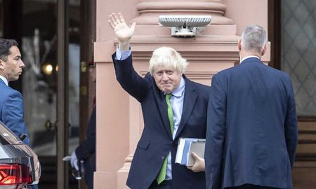 Boris Johnson visitó Casa Rosada este lunes y mantuvo un encuentro con el presidente Javier Milei.