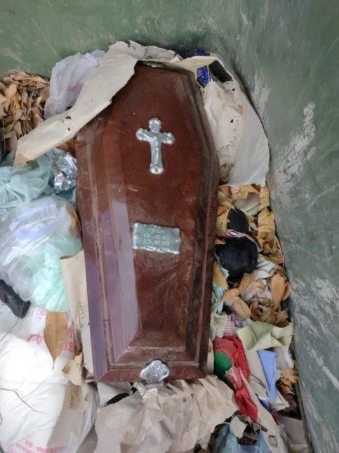 Según puede leerse en el féretro del menor de edad, el niño habría fallecido en 1999.