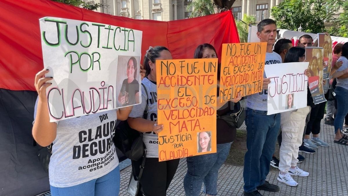 Familiares de Claudia Decurgez, la ciclista que falleció tras ser atropellada por la camioneta que manejaba Nicolás Matioli, acompañaron el pedido de Justicia Familiares de Claudia Decurgez, la ciclista que falleció tras ser atropellada por la camioneta que manejaba Nicolás Matioli, acompañaron el pedido de Justicia