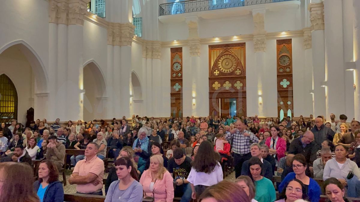 La iglesia se llenó de fieles a pesar de la lluvia el sábado por la tarde-noche. La iglesia se llenó de fieles a pesar de la lluvia el sábado por la tarde-noche.