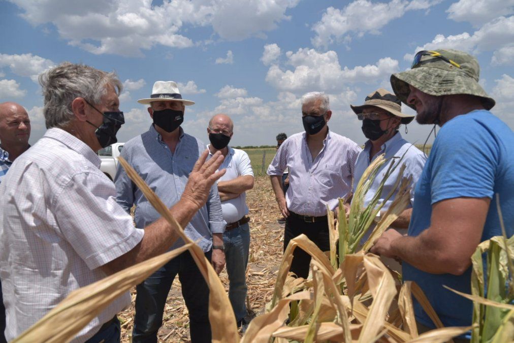 El ministro de Agricultura, Ganadería y Pesca de la Nación, Julián Domínguez, junto al gobernador Omar Perotti, dialogaron con productores afectados por la sequía.