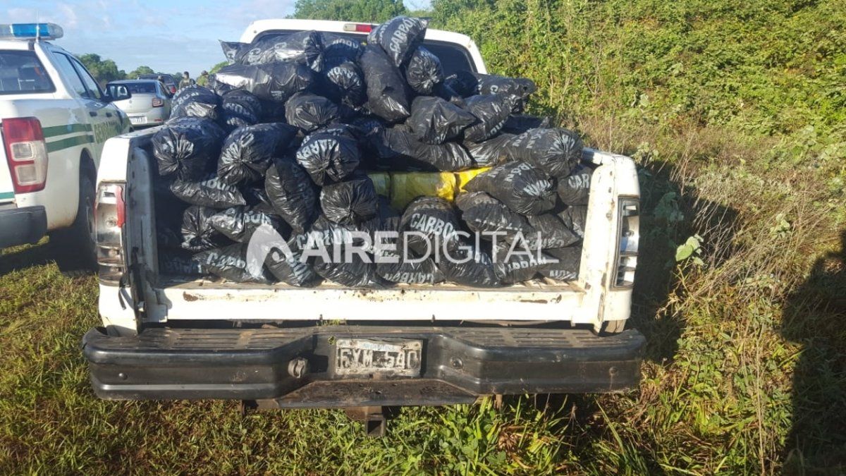 Se secuestraron 553 kilos de marihuana disimuladas en las bolsas de carbón.