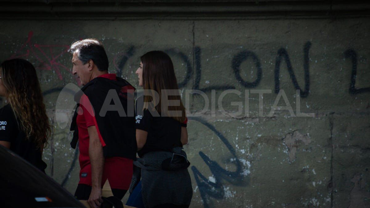Desde temprano los hinchas de Col&oacute;n rodearon las inmediaciones del estadio Brigadier L&oacute;pez.