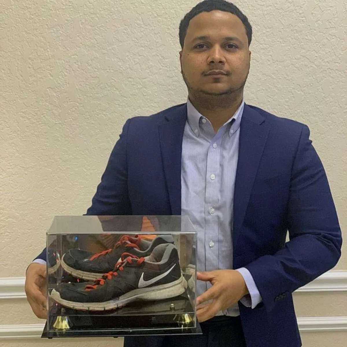 Las zapatillas con las que ayud&oacute; a su pap&aacute; y se convirti&oacute; en millonario. &nbsp;