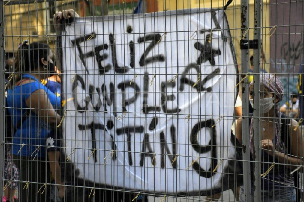 Los hinchas de Boca en Rosario hicieron referencia al cumpleaños de Martín Palermo.