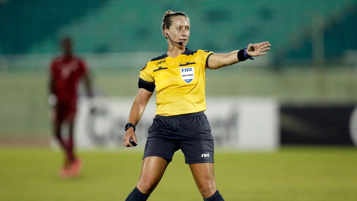 Nacida en Florida, inició su carrera a temprana edad y logró abrirse paso en un ámbito tradicionalmente dominado por hombres. Esta vez fue elegida para arbitrar a la Selección Argentina. Nacida en Florida, inició su carrera a temprana edad y logró abrirse paso en un ámbito tradicionalmente dominado por hombres. Esta vez fue elegida para arbitrar a la Selección Argentina. 